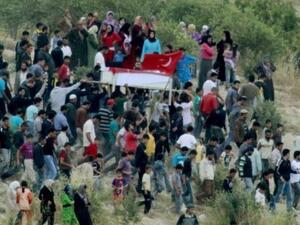 لاجئون سوريون يعبرون الحدود بإتجاه تركيا