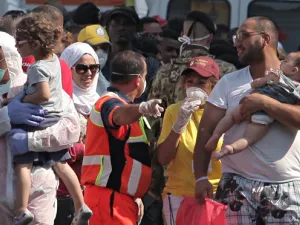 Syrian migrants receive medical treatment upon arrival in Italy, September 2014.  (AFP/Roberta Basile)