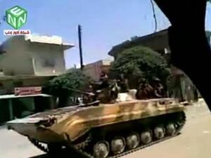دبابة تابعة للجيش السوري تشارك في السيطرة على الإحتجاجات