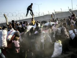 Syrians crossed into Turkey by the thousands as clashes raged last week between Kurdish YPG and Daesh forces in the strategic border town Tal Abyad.  (AFP/Bulent Kilic)