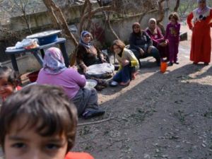 إيطاليا تجلي مهاجرين من مخيم على الحدود مع فرنسا