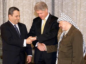 Former US President Bill Clinton , Israeli Prime Minister Ehud Barak and Palestinian leader Yasser Arafat (R) shake hands before a meeting in the residence of the US ambassador to Norway, 02 November 1999. [Getty Images]