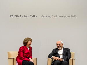 EU foreign policy chief Catherine Ashton speaks with Iranian Foreign Minister Mohammad Javad Zarif on November 7, 2013. [Fabrice Cofrrini/AFP]