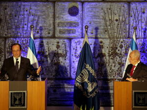 French president Francois Hollande (L) and Israeli President Shimon Peres (R) deliver joint statements to the media at the Israeli president's residence on November 17, 2013 in Tel Aviv, Israel. [Abir Sultan/Getty Images]