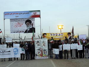Students form a human chain around the Fordo nuclear plant in Qom, to show their support for Iran's nuclear programme. [CHAVOSH HOMAVANDI/Getty Images]