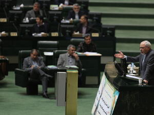 Iranian Foreign Minister Mohammad Javad Zarif addresses the parliament in Tehran on November 27, 2013. [Getty Images]