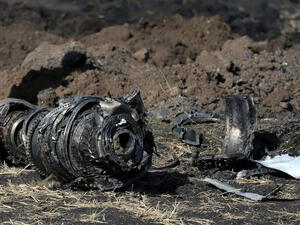 العثور على الصندوق الأسود في مكان تحطم الطائرة