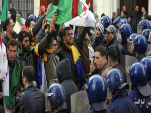 المعارضة الجزائرية دعت في ختام لقاء تشاوري مساء السبت، الشعب إلى مواصلة حراكه 