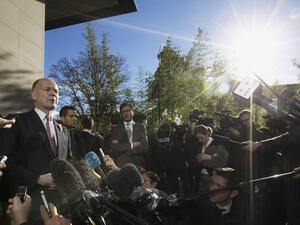 British Foreign Secretary William Hague speaks to the press following his meeting with U.S. Secretary of State John Kerry at the Iran nuclear talks in Geneva, Nov. 9, 2013. [Reuters]