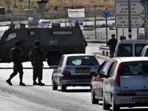 Palestinian citizens's cars line up waiting to be inspected. [alrai.com]