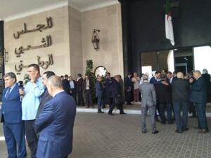 عشرات النواب من أحزاب الموالاة يقفون أمام المدخل الرئيسي للمجلس الشعبي الوطني