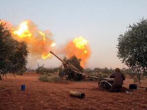 Opposition fighters, belonging to Ajnad Al-Sham, fire shells from their position in Aleppo's southern countryside, towards regime positions on July 31, 2016, in a bid to ease the siege of Syria's second city. (AFP/Omar Haj Kadour)