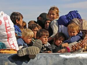 Syrians fleeing areas controlled by Daesh are seen on the road as they come to safety in areas held by by Kurdish-Arab Syrian Democratic Forces (SDF) alliance, on November 8, 2016, near Raqqa. (AFP/Delil Souleiman)