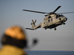 The helicopter carrying French President Francois Hollande lands on the deck of the aircraft carrier Charles-de-Gaulle operating in the eastern Mediterranean Sea on December 9, 2016. (AFP/Stephane de Sakutin)
