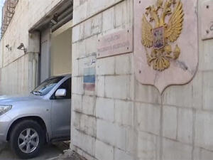 A car is seen leaving the Russian embassy in Damascus. (Screenshot/Euro News)