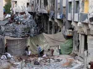 Rebel fighters dig and fill sandbags for barricades behind a sniper curtain to protect them from government forces in the southern Syrian city of Daraa. (AFP)