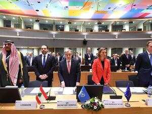 Kuwait's Foreign Minister Sabah Al Khalid Al Sabah, Lebanon's Prime Minister Saad Hariri, UN Secretary General Antonio Guterres, EU foreign policy chief Federica Mogherini and Norway's Foreign Minister Borge Brende mark a minute of silence for the victims of Khan Sheikhun, at an EU-Syria conference on the future of Syria and the region on April 5, 2017. (AFP/Emmanuel Dunand)