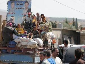 Syrian refugees fleeing the clashes in Arsal in early August. (AFP PHOTO)