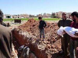 Syrians bury the bodies of victims of suspected toxic gas attack in Khan Sheikhoun, in Idlib province, Syria. (AFP/Fadi Al-Halabi)