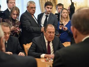 Russian Foreign Minister Sergei Lavrov (C) meets with representatives of Syria's political opposition in Moscow on January 27, 2017. (AFP/Alexander Nemenov)