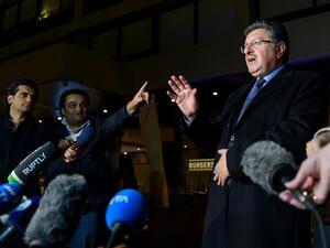 Salem al-Meslet (R), spokesman for the High Negotiations Committee (HNC), speaks to journalists on the eve of resumption of peace talks on Syria, on February 22, 2017 in Geneva. (AFP/Fabrice Coffrini)