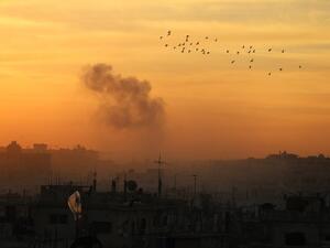 Smoke billows from a rebel-held area of Deraa, in southern Syria, following reported shelling by pro-government forces during sunset on January 12, 2017. (AFP/Mohamad Abazeed)