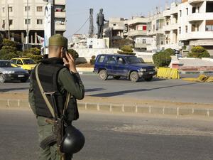 A Syrian government forces member mans a checkpoint at the President square in Homs, the country's third city, on February 25, 2017 as security measures were tightened following a number of suicide attacks. (AFP/Stringer)