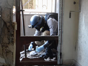A United Nations arms expert collects samples from suspected chemical weapons attack site in Syria. (AFP/ File Photo)