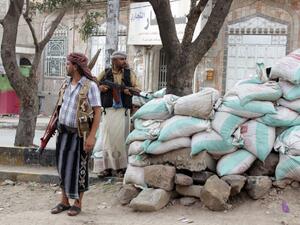 Armed Yemeni tribal gunmen from the Popular Resistance Committees loyal to President Abedrabbo Mansour Hadi, monitor a street in the southern city of Taiz during ongoing clashes with Shiite Huthi rebels on May 15, 2015. (AFP/Abdul Rahman Alballah)