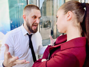 سريع الغضب سريع الرضا يتصف بالمزاج المتقلب

