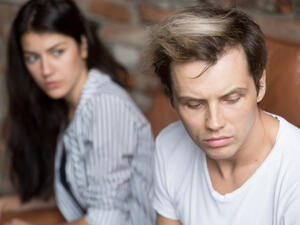 لا تسمحي لزوجك له بأخذ دور المراقب

