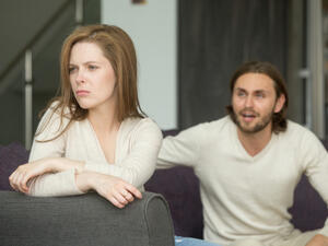 يجب اختيار الكلمات المناسبة بعناية عند التحدّث مع الخطيبة العنيدة يجب اختيار الكلمات المناسبة بعناية عند التحدّث مع الخطيبة العنيدة