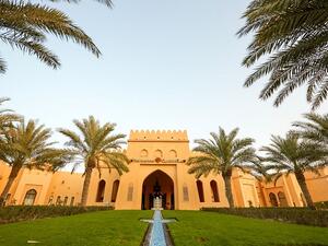 تحفل العروض الصيفية بالكثير من المفاجآت الجاذبة، والتي تتنوع ما بين عروض الإقامة، برامج الترفيه الصحراوية، وعروض المطاعم وغيرها.