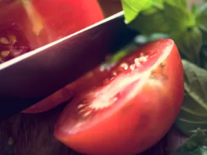 تناول بذور الطماطم يساعد في القضاء على مشكلة الحموضة
