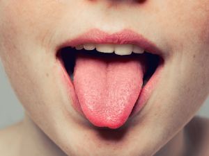 إن لون اللسان له أهمية كبيرة في الكشف عن الأمراض التي تصيب الإنسان
