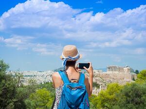 Only a tiny percentage of people surveyed said they would be prepared to ‘switch off’ completely by going offline for the duration of their break. (Shutterstock)