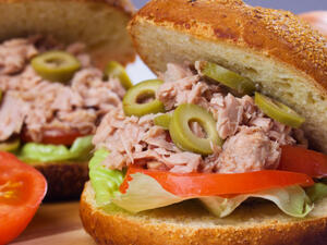 ساندويش التونة والزيتون