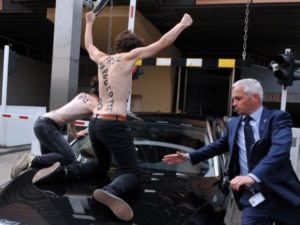 ناشطات ‘فيمن’ يهاجمن سيارة رئيس وزراء تونس في بروكسل/أ.ف.ب