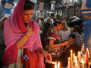 يهودية توقد الشموع في كنيس بجزيرة جربا التونسية