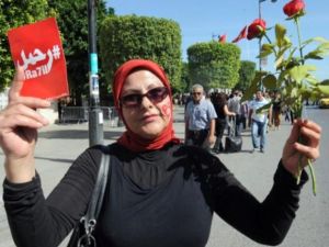 تونسية ترفع يافطة تطالب برحيل الحكومة في تظاهرة بتونس/أ.ف.ب