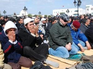 تونسيون يؤدون الصلاة في ساحة عامة/أ.ف.ب