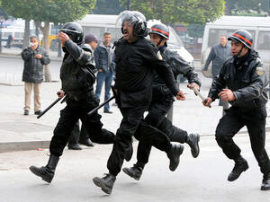 Tunisian riot police run towards a scene to control the situation. [AFP]