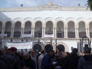 العزل التعسفي لـ75 قاضيا تونسيا في ايار (مايو) يشكل سابقة خطيرة تهدد استقلال القضاء