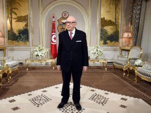 تعين أن تحصل الحكومة على ثقة مجلس نواب الشعب (البرلمان).