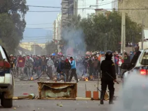 المحامون التونسيون يدخلون في إضراب مفتوح مع تصعيد إحتجاجاتهم ضد ضرائب جديدة
