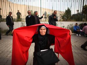 تونس ترفع أسعار البنزين خلال أيام وتؤجل زيادة رواتب الموظفين
