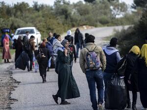 Syrian refugees walk back after a failed attempt to leave Turkey for Lesbos, Greece. (AFP/Bulent Kilic)