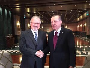 صورة من الأرشيف لأردوغان رفقة الراحل جمال خاشقجي

أردوغان والكاتب ىالراحل خاشقجي/ أرشيفية