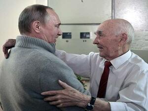 الرئيس فلاديمير بوتين، مع لازار ماتفيف الذي كان رئيس مجموعة الـ كي جي بي في ألمانيا الشرقية
