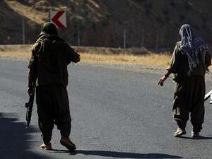 مقاتلان من القوات الكردية